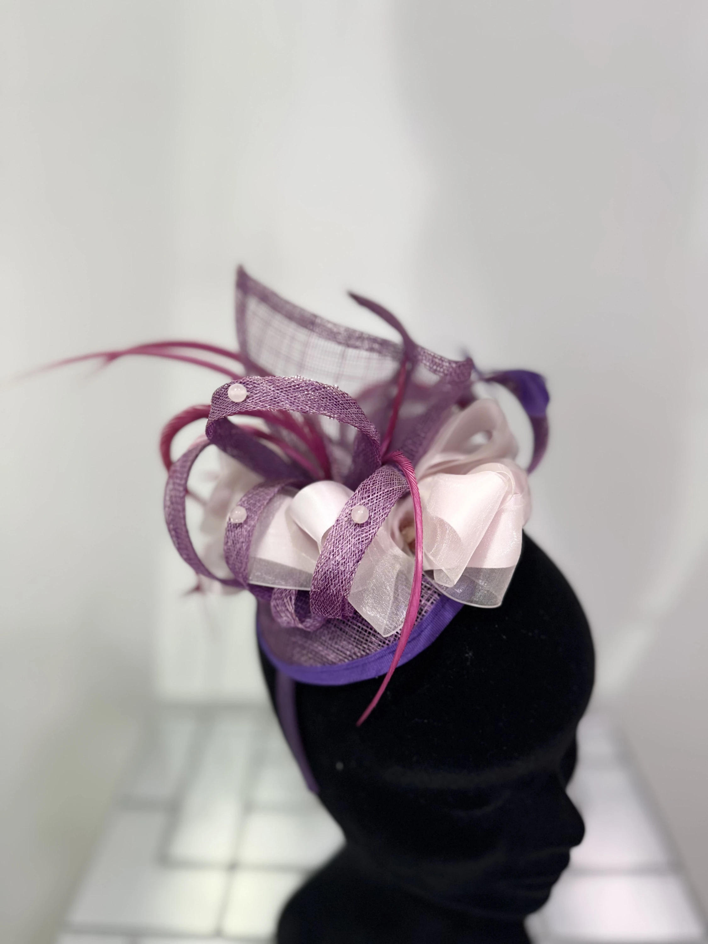 bibi-sur-serre-tete-violet-en-sisal-avec-plumes2