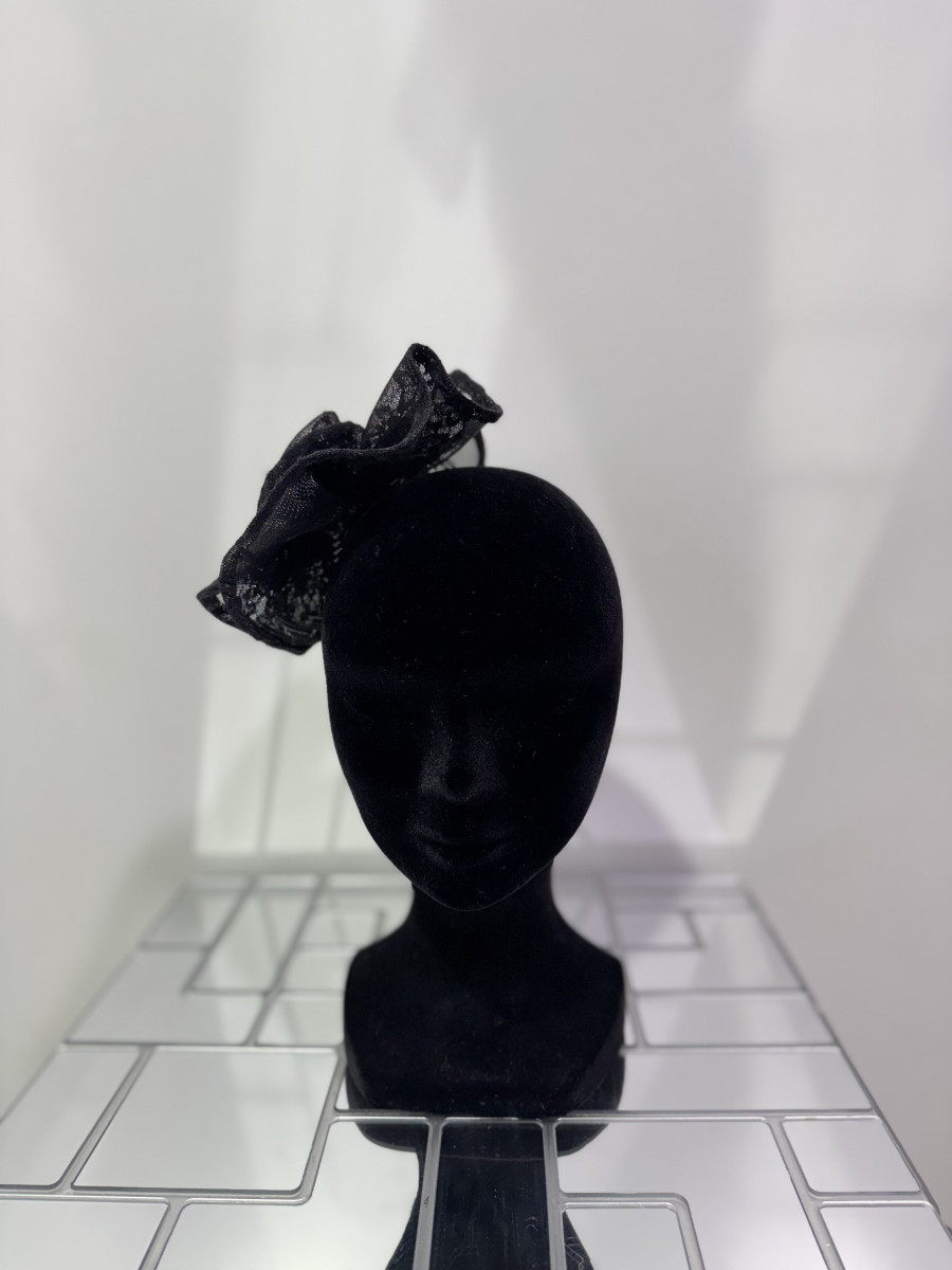 bibi-dentelle-noire-forme-de-rose
