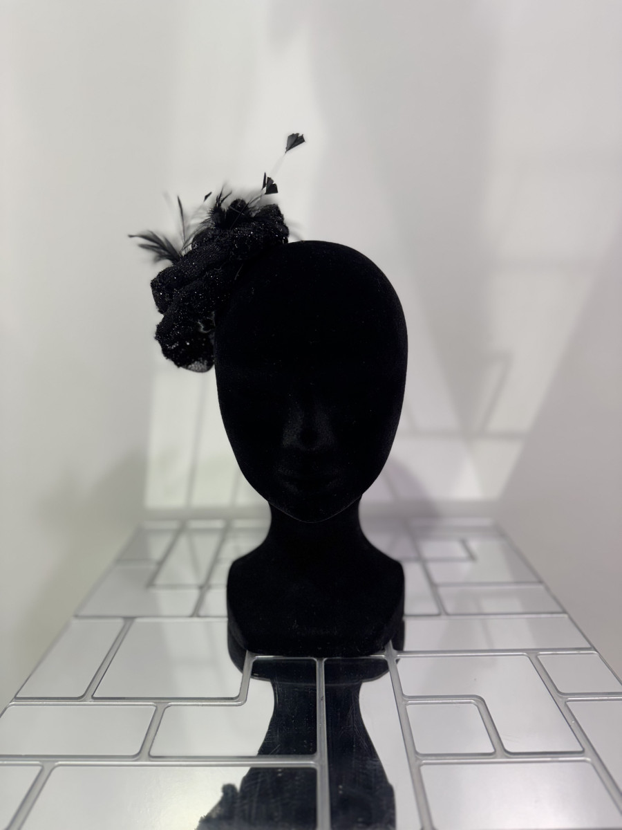 bibi-noir-avec-plumes