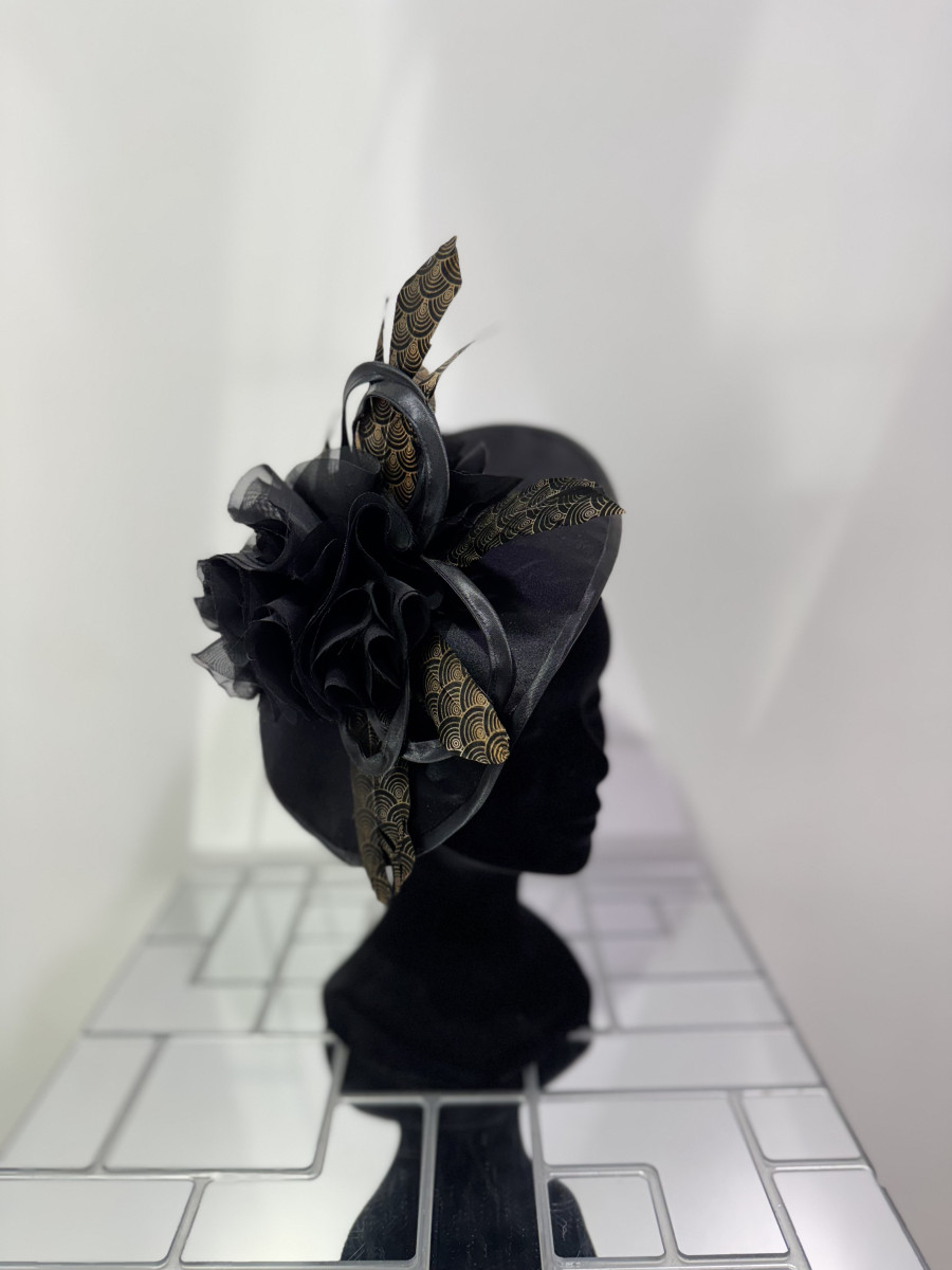 bibi-noir-sur-serre-tete-en-satin-avec-plumes-noir-et-or-1