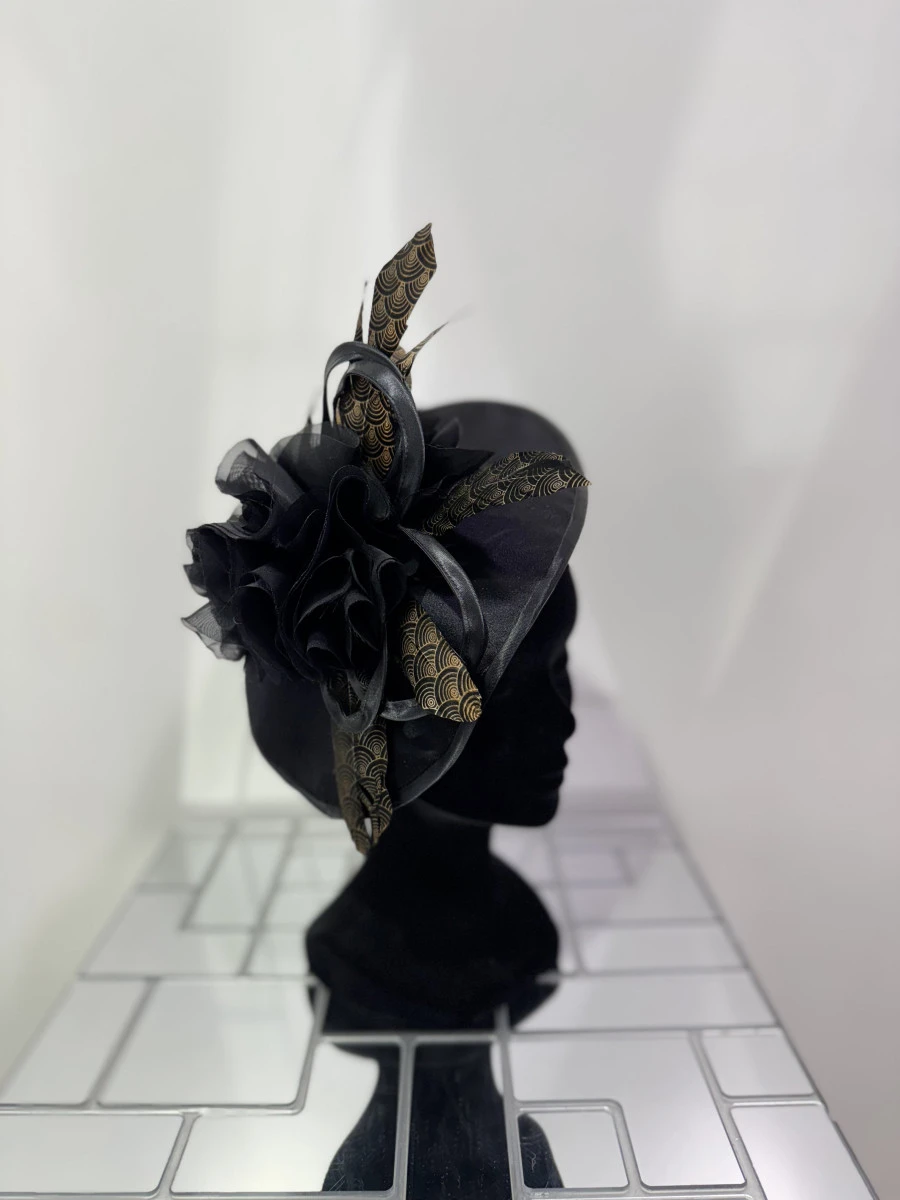 bibi-noir-sur-serre-tete-en-satin-avec-plumes-noir-et-or-1