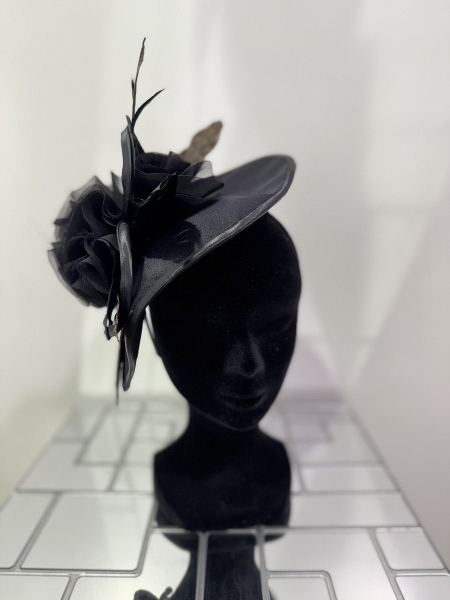bibi-noir-sur-serre-tete-en-satin-avec-plumes-noir-et-or