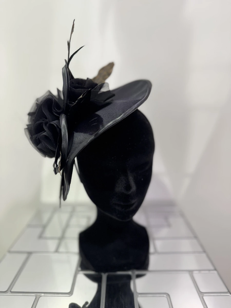 bibi-noir-sur-serre-tete-en-satin-avec-plumes-noir-et-or