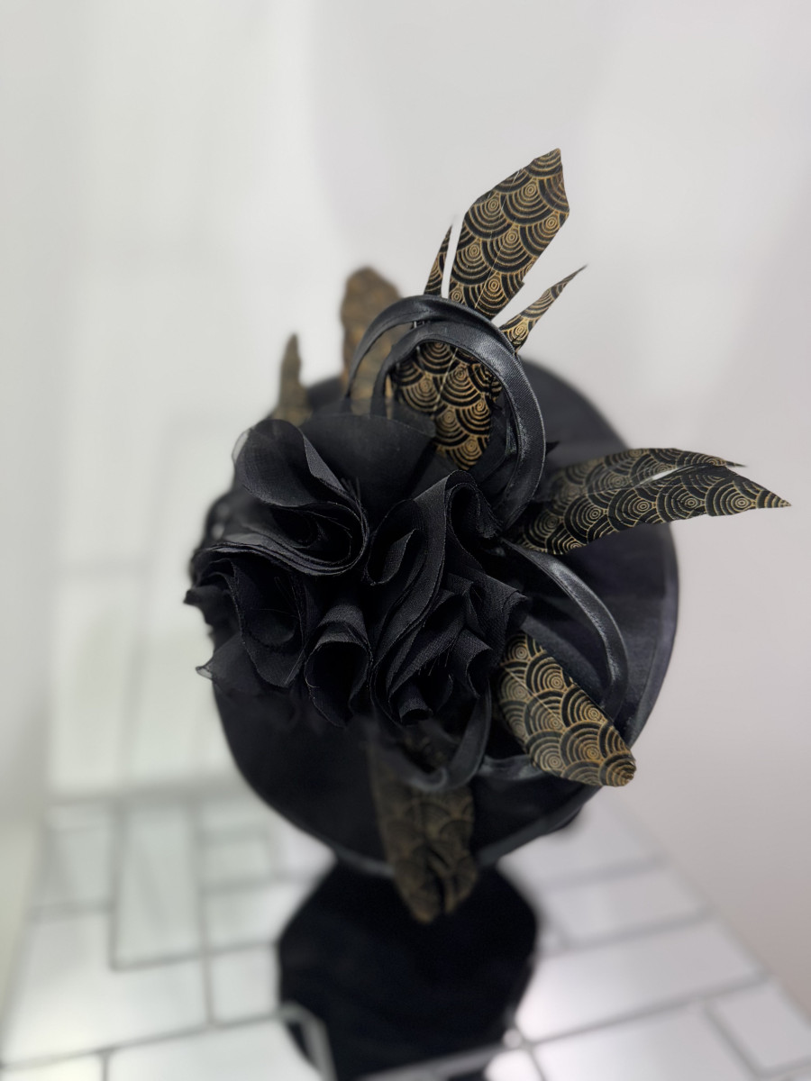 bibi-noir-sur-serre-tete-en-satin-avec-plumes-noir-et-or2