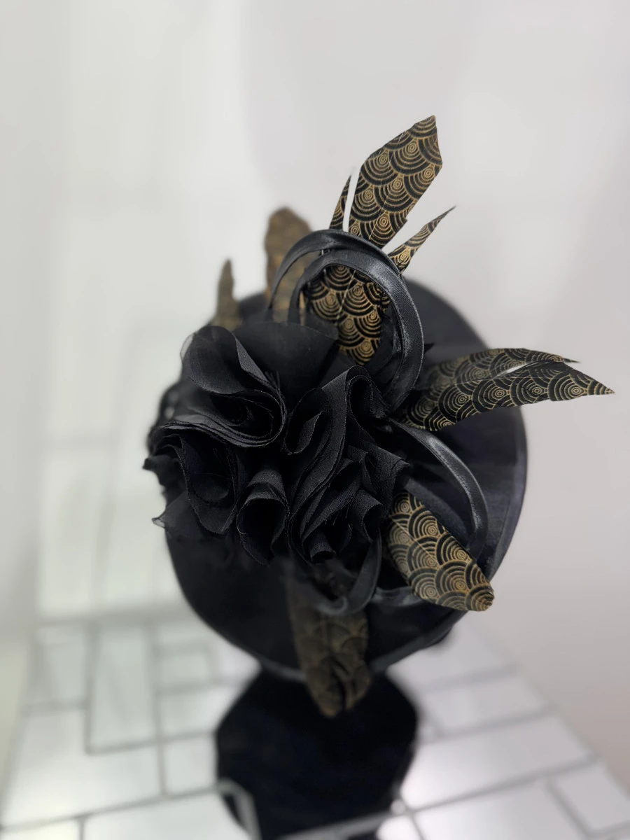 bibi-noir-sur-serre-tete-en-satin-avec-plumes-noir-et-or2