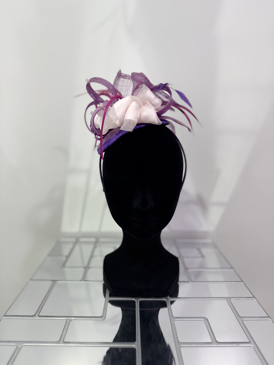 bibi-sur-serre-tete-violet-en-sisal-avec-plumes