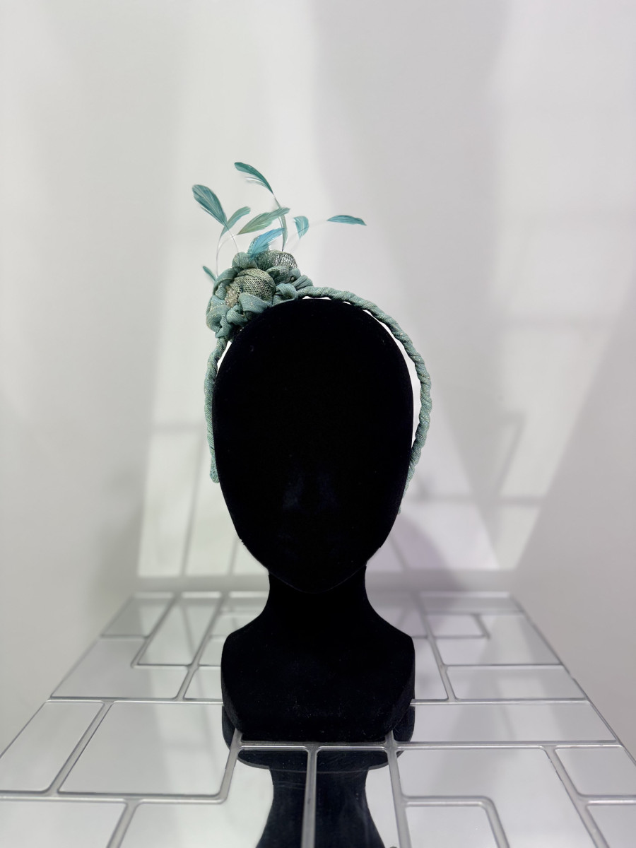 bibi-turquoise-sur-serre-tete-avec-plumes