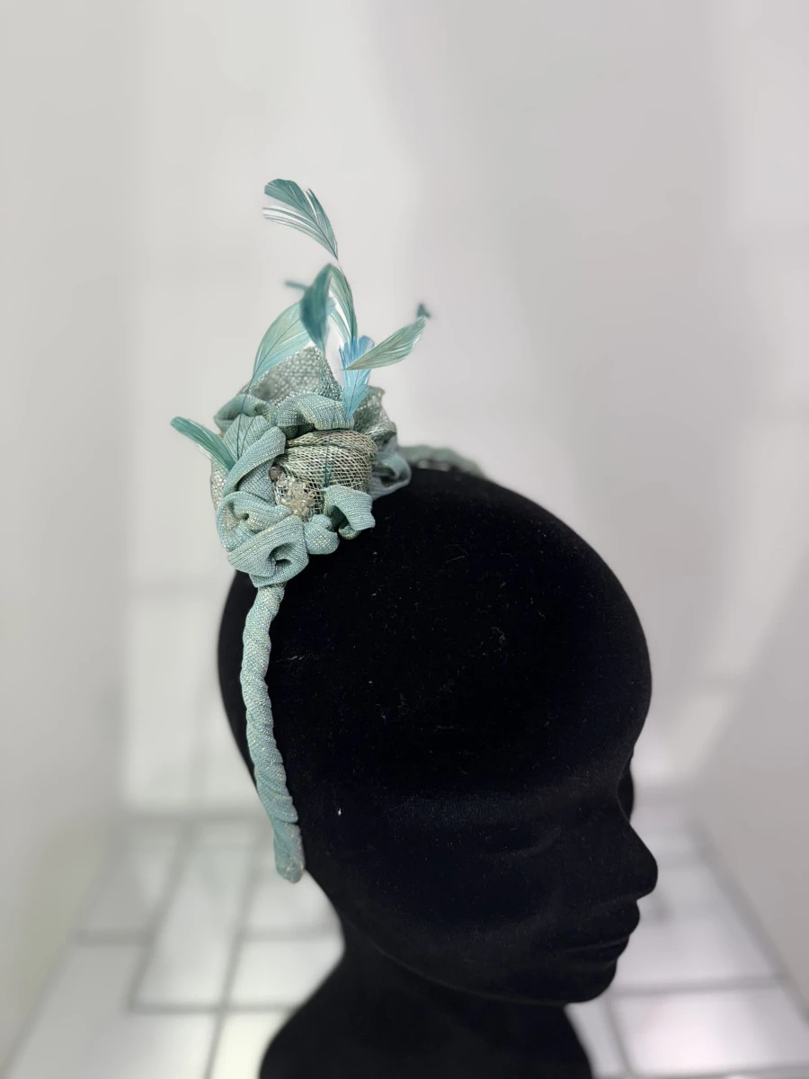 bibi-turquoise-sur-serre-tete-avec-plumes2